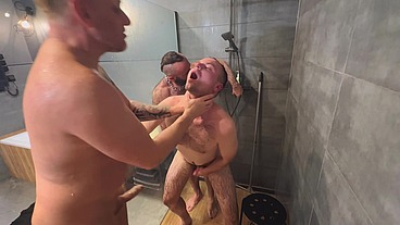 Spontaneous shower threesome after shooting with my boys