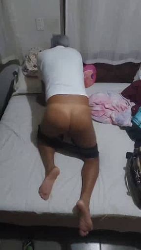 Ladysilva na cama exibindo sua bunda gostosa  bronzeada com marquinha sexy