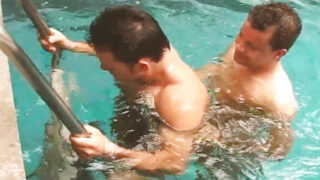 Gli uomini si fanno scopare il culo a sangue, senza preservativo, con pompini e sborrate bagnate