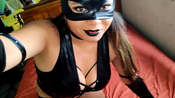 HIJASTRA SUCIA PROBANDO LENCER&Iacute_A G&Oacute_TICA!! MODELO SEXY EN LA CAMA Y REALIZO MOVIMIENTOS SEXUALES, MIS NALGAS TE INVITAN A TENER SEXO INTENSO, Y MIS HERMOSOS OJOS SEDUCEN COMO UNA MUJER CALIENTE QUE SOLO PIENSA EN SER COGIDA COMO UNA ZORRA