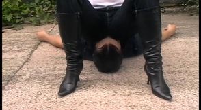 Melady sits on Richie's face outside