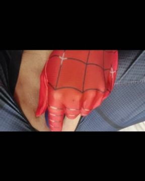 Spiderman kostym: styvsyster rör vid sig själv tills hon har en supersquirt