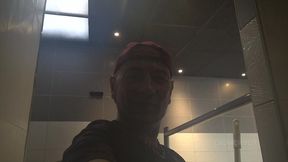 mec mec muscle suce une bite enorme dans la piscine publique