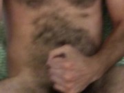 Coppia gay scopa e gode mentre guarda un porno