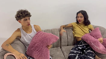 Mi peque&ntilde_ita hermanastra tiene un novio y yo le guardo el secreto a cambio de no contar nada.