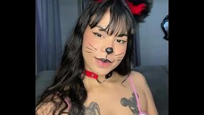 Garota fofinha se masturbando fantasiada.