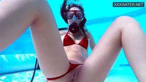 Big ass babe masturbating in water
