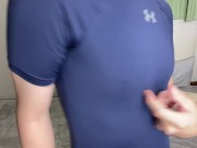 【乳首動画】ジム帰りの大学生がスポーツウェアの上から乳首をいじめる！