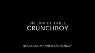 Татуированная французская любительница Джесс Роян принимает участие в интенсивном групповом анальном сексе без презерватива.