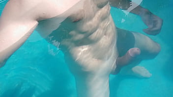 Ripped me jerking in the swimmingpool