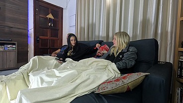 Orgia intensa loira senta na rola enquanto morena é fodida no cu!