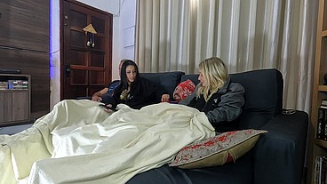 Orgia intensa loira senta na rola enquanto morena é fodida no cu!