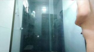 Brasiliansk amatør fyr i dampende dusj solo, rumpeknullet og kommer hardt
