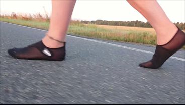 Helle Feinstrumpfhose und Strandschuhe in der Pf&uuml_tze