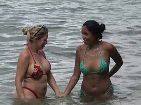 Flagra na Praia - Hellen Eloa - Mirella Mansur - El Toro de Oro - Paty Bumbum