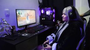 Slutty gamer chick gets blasted while fragging noobs in Fortnite