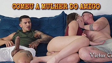 ESPEROU O MARIDO IR NO BANHEIRO PRA SENTAR NO AMIGO