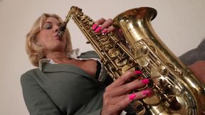 Monika blaast op zijn sexofoon