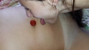 Кормлю свою девушку клубникой из киски &mdash;  пупка &mdash;  сисек и попки - lesbian_illusion