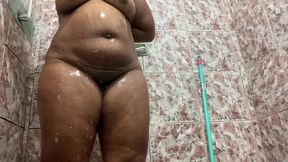 mamas derramando leite no banho! morena gostosa