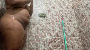 mamas derramando leite no banho! morena gostosa