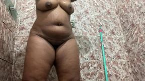 mamas derramando leite no banho! morena gostosa