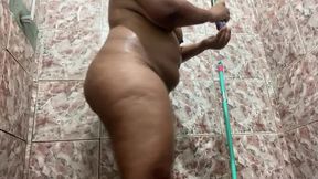 mamas derramando leite no banho! morena gostosa