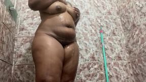 mamas derramando leite no banho! morena gostosa
