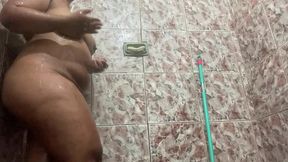 mamas derramando leite no banho! morena gostosa