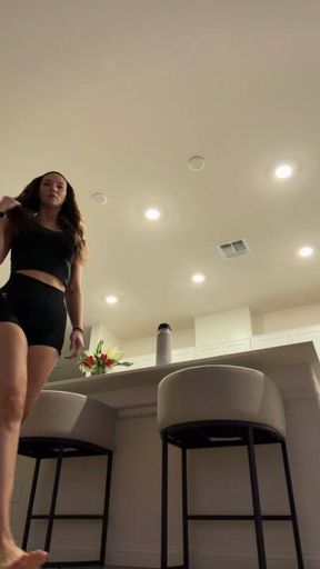 Giantess demands worship!!