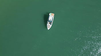 Drone flagra casal fazendo sexo em lancha