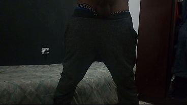 Homem moreno se masturbando