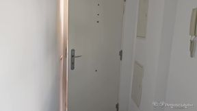 1 de 3 Marido castigado con zapatilla por no recoger toalla