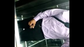 Masturbandome en el asensor