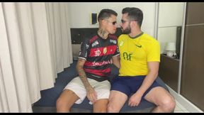 maloca sentando na pica dura do amigo que foi assistir o jogo. - parte i