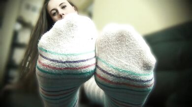 FEET SWEAT DRIPS ACROSS KNEECAPS, DIRTY SOCKS