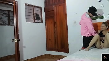 Me follo a mi hermanastra mientras espera a su novio - PORNO EN ESPA&Ntilde_OL