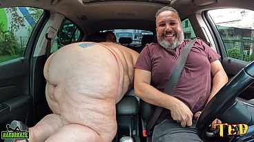 Depois de uma putaria com as GPs na rua colocamos a BBW para mamar - Samy Santos