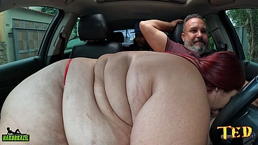 Depois de uma putaria com as GPs na rua colocamos a BBW para mamar - Samy Santos
