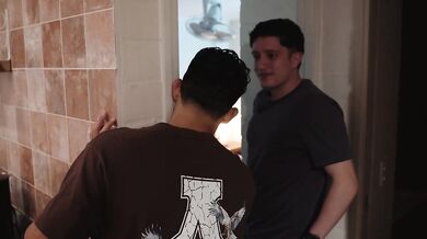 Mi esposa acepta comerse la enorme polla de mi vecino frente a mi! - Pipe Boy