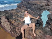 Le pido a mi pareja que me folle a lo perrito mirando al mar