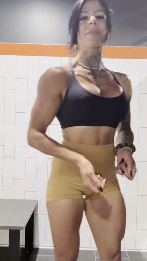 would you resist a muscle mommy this good?