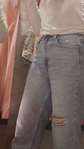 Pakistani nympho Mina Javed sucks cock in the locker room   Clip 1