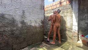 banho na bica com o putinho da rua