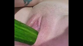 Cocombre dans mon vagin 2.Cucumber in my pussy 2
