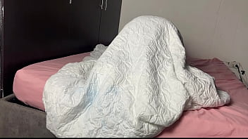 jugando con mi padrastro debajo de las cobijas de su cama y entra mi hermanastro