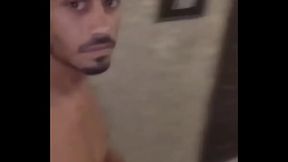 Alex Jones mostrando seu dote no estacionamento