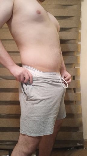 Beefy hot stud flexes and edges