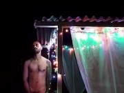 Le voisin arrive à 4 pattes dans le parc exhib pompe moi