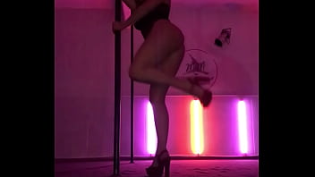 POV Doctora te muestra el culo bailando en el tubo